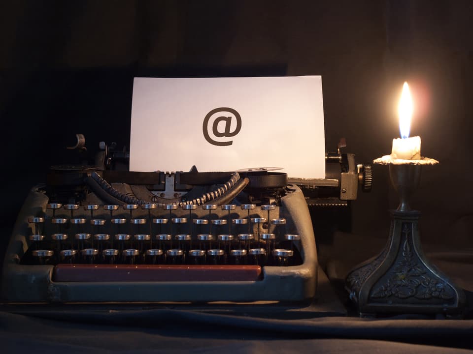alte Schreibmaschine mit Kerze weist auf Hörspiel-Newsletter hin.
