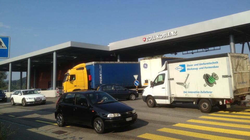 Lastwagen und Autos vor dem Zoll in Koblenz.