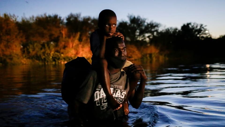 Mann mit Kind auf der Flucht bei Del Rio