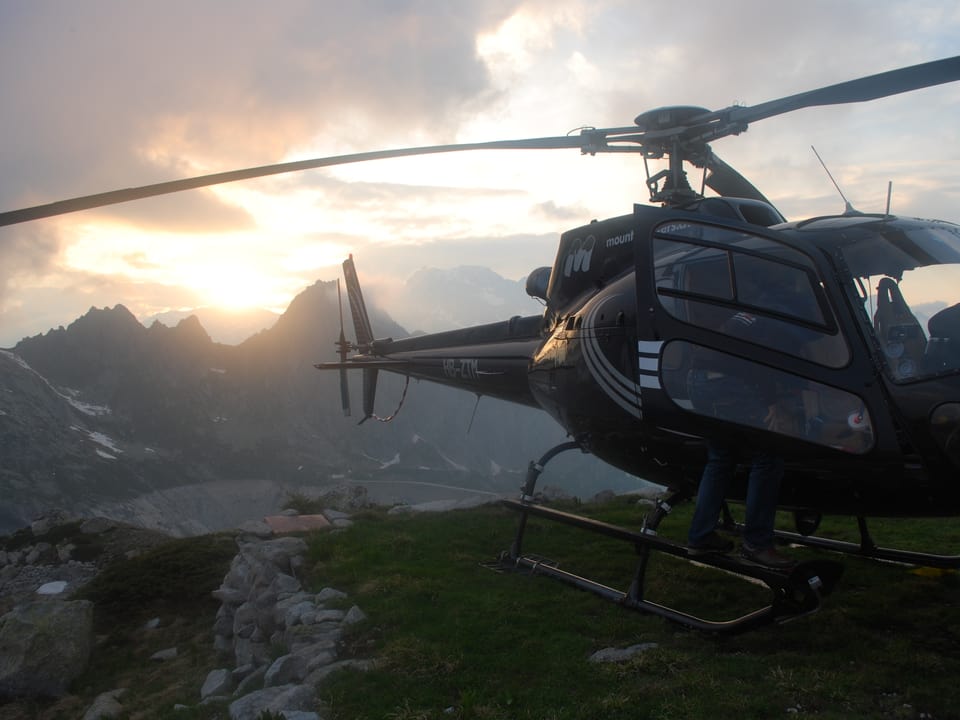 Helikopter in abendlicher Bergstimmung. 