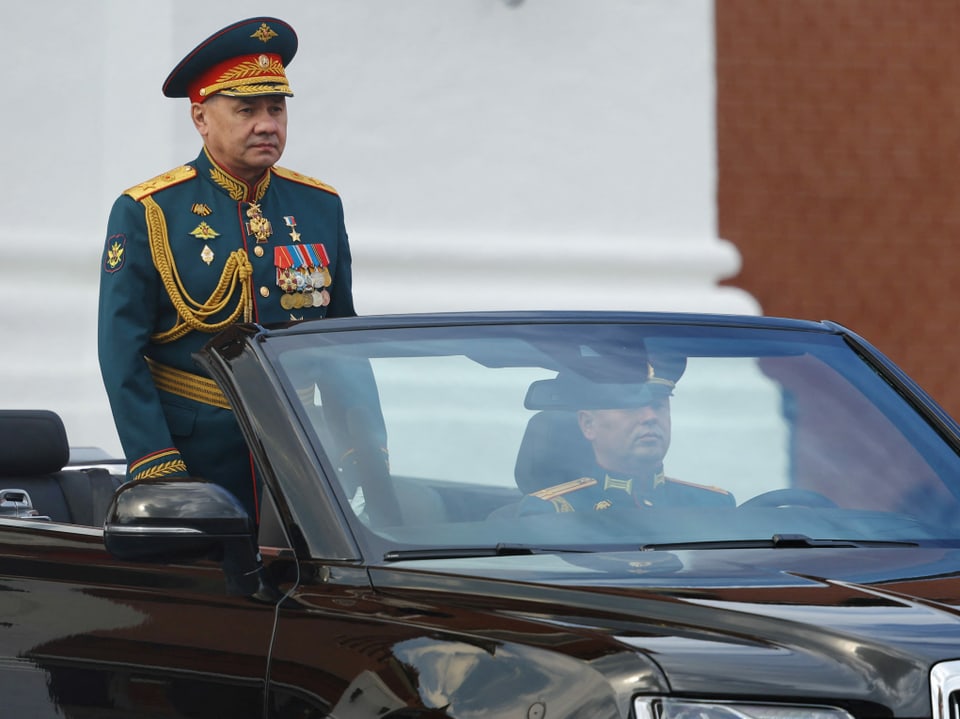 Der russische Verteidigungsminister Sergei Schoigu fährt im Cabriolet ein.