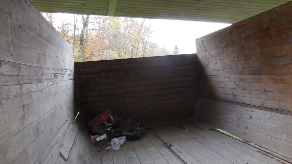 Niggi Schwalds ehemaliges Nachtlager: Die Holzverschalung des Graswagens schützte vor  Wind – die Eisenbahnbrücke vor Regen und Schnee.
