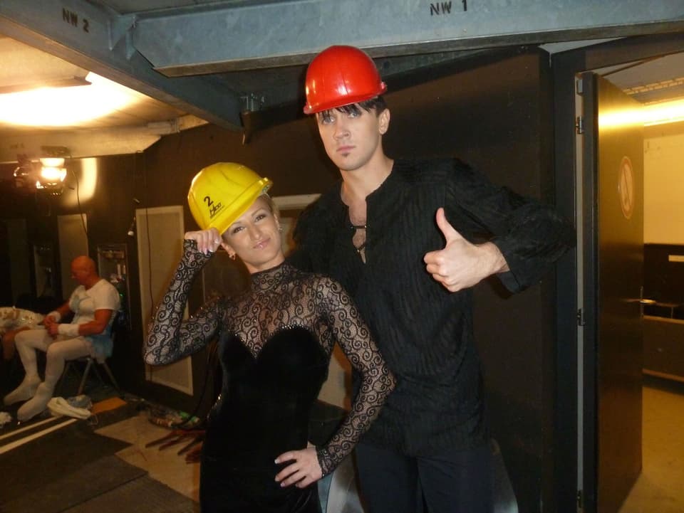 Tatiana Volosozhar und Maxim Trankov mit Helmen.