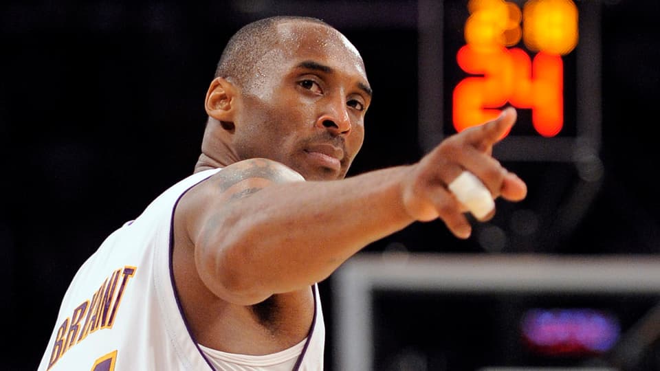 Kobe Bryant zeigt mit der rechten Hand in eine Richtung.