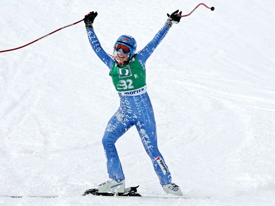 Lara Gut steht nach einem Sturz im Zielraum von St. Moritz und lässt sich von den Zuschauern feiern.