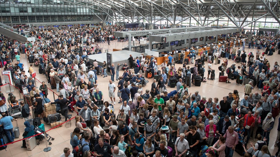 Tausende warten in der Halle des Flughafens Hamburg
