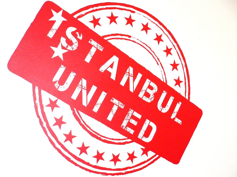 Ein rotes Logo mit der Inschrift: Istanbul United.
