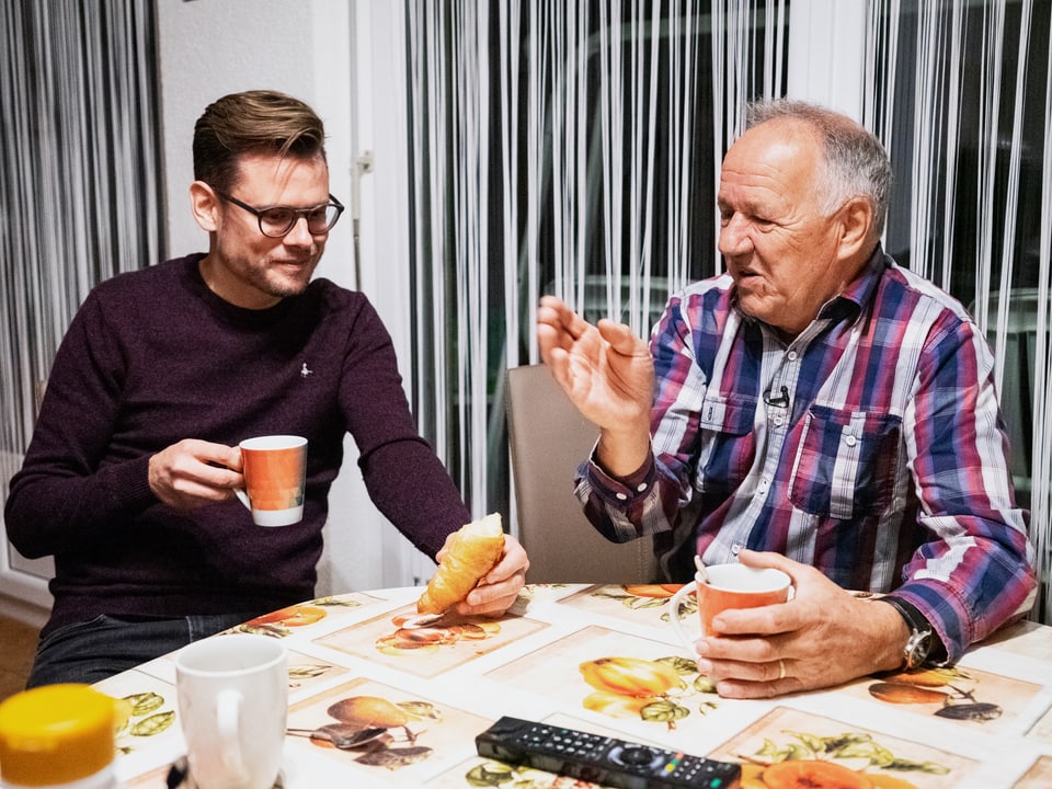 In Thunstetten bei Martin Sigrist (67) und seiner Frau war Roger Aebli, Radiomoderator «Heute Morgen», zu Besuch: «Martin Sigrist macht mir Eindruck. Nacht für Nacht aufstehen, um Zeitungen auszutragen – und das im Pensionsalter. Und beim Zmorga dann ‹HeuteMorgen› hören. Herr Sigrist ist wirklich ein News-Mensch mit Haut und Haar.»
