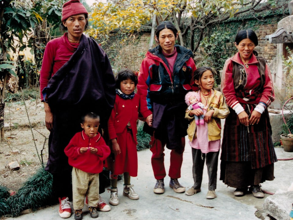 Familienfoto von 1995: Pema als kleiner Junge mit seiner Familie in traditioneller nepalesischer Kleidung.