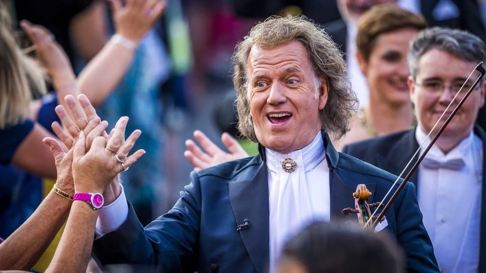 André Rieu mitten im Publikum mit Geige.