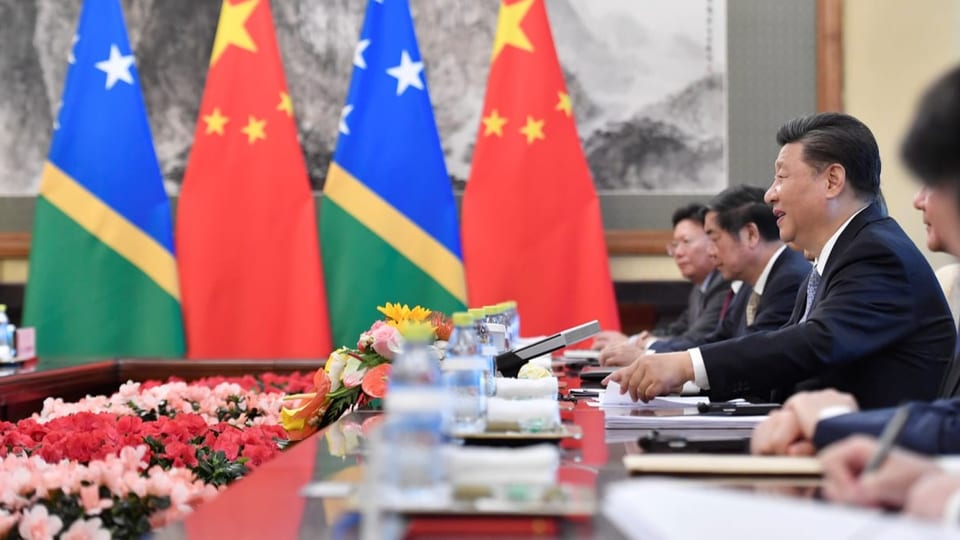 Xi und andere Chinesische Funktionäre vor China- und Salomonen-Flaggen.