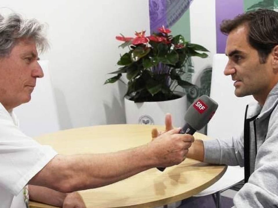 Bernhard Schär interviewt Roger Federer.