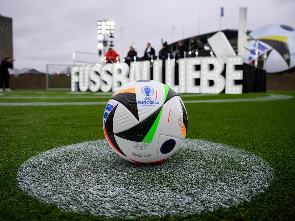 Der EM-Spielball trägt den Namen «Fussballliebe».