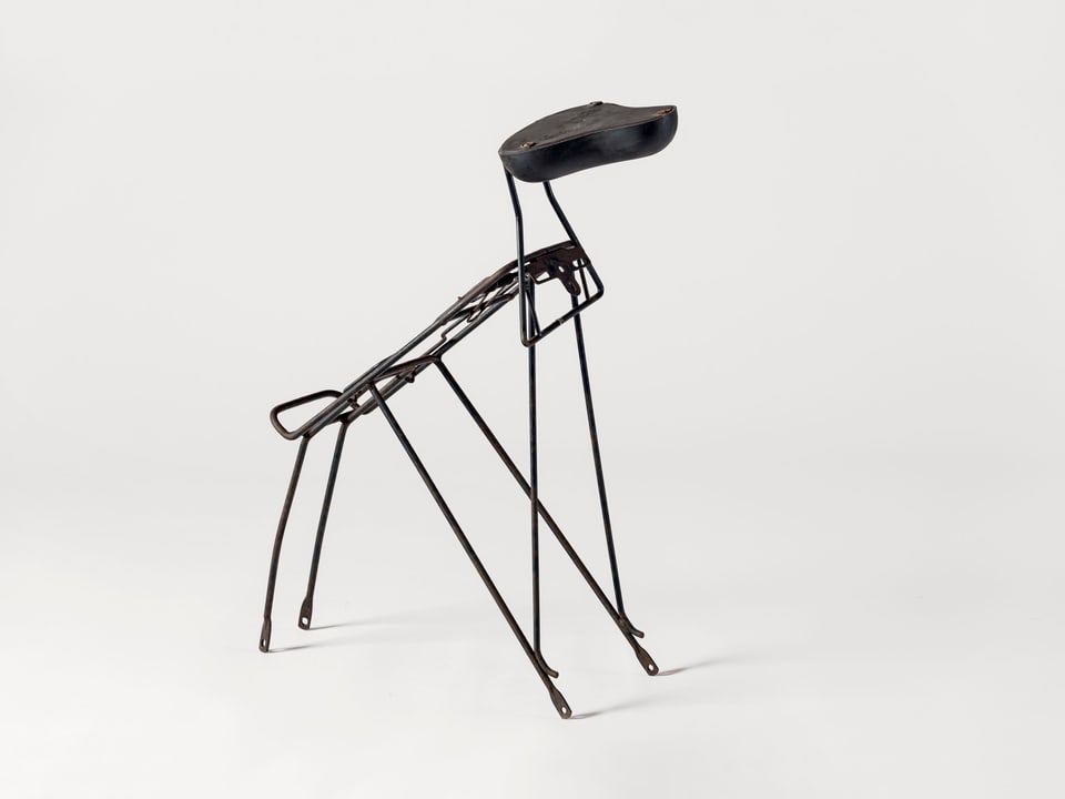 Eine Art Stuhl aus Eisen, der aussieht wie ein Hund