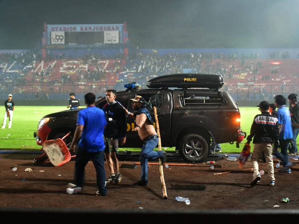 Schauplatz einer Tragödie Kabuttes Polizeiauto im Stadion