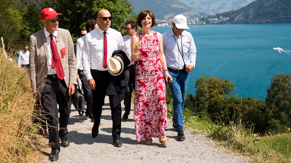 Bundespräsident Alain Berset (Bildmitte) und seine Frau Muriel (zweite von rechts) auf dem Weg zur Bundesfeier.