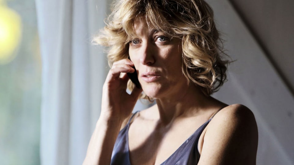 Valeria Bruni Tedeschi, im Nachthemd, telefonierend.