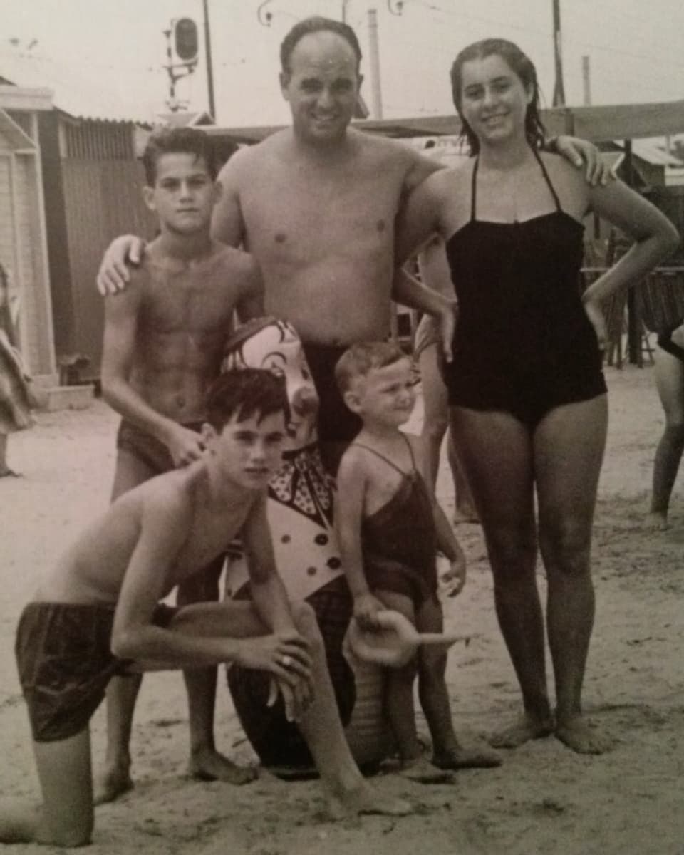 Pino mit seiner Familie am Strand