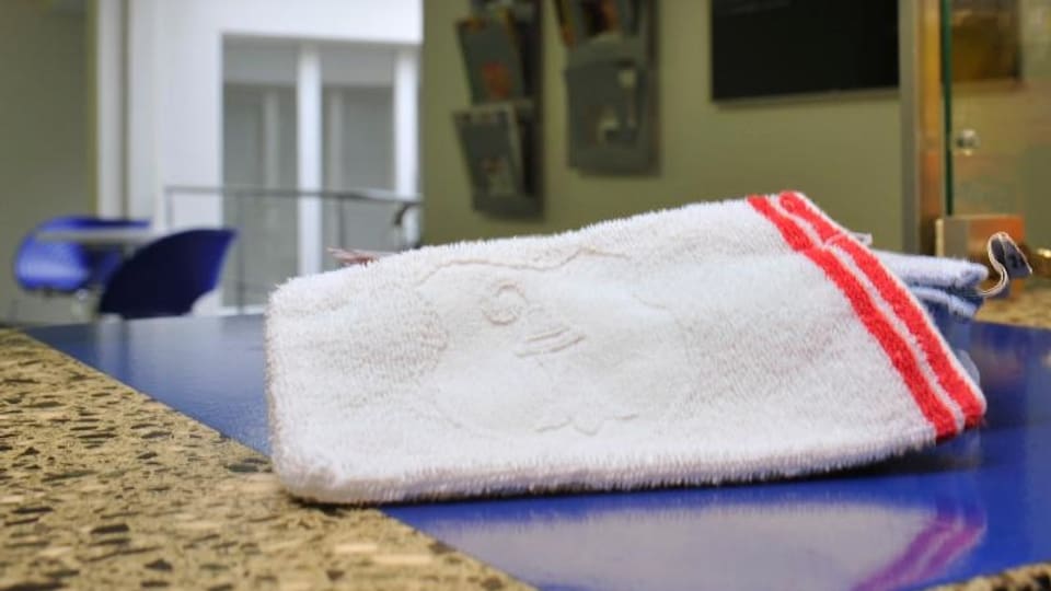 Waschhandschuh auf einem Tisch