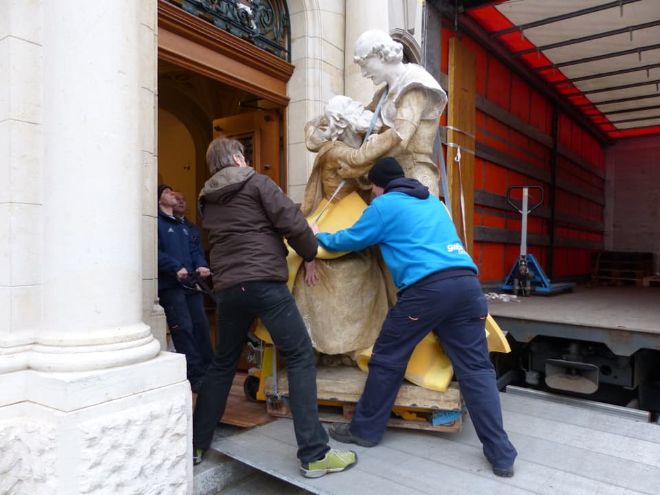 Die 800 Kilogramm schwere Skulptur «Melchi-Gruppe» wird ins Gerichtsgebäude in Sarnen transportiert.