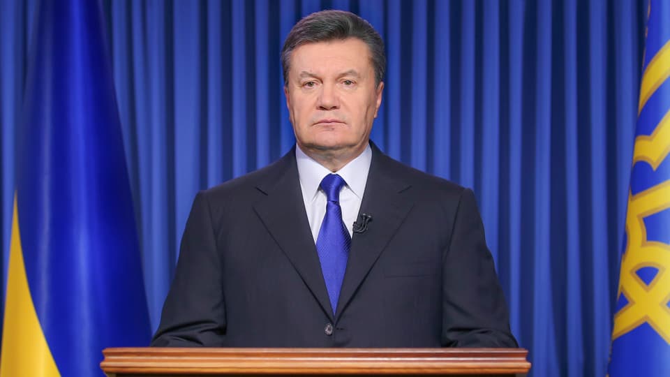 Janukowitsch steht am Rednerpult.