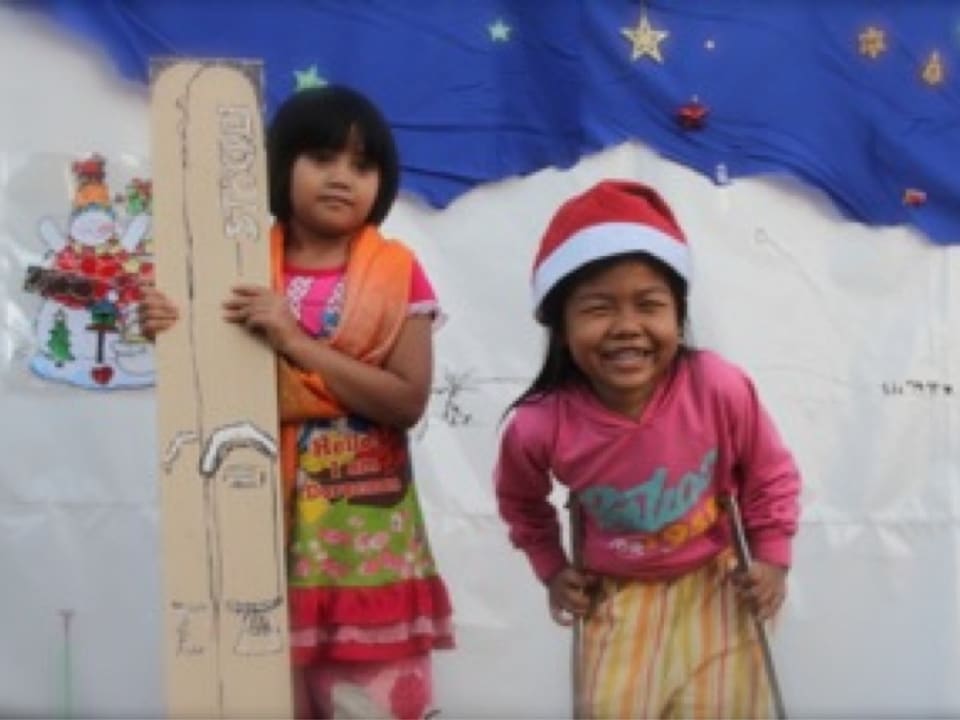 Thailändische Kinder mit Pappski.