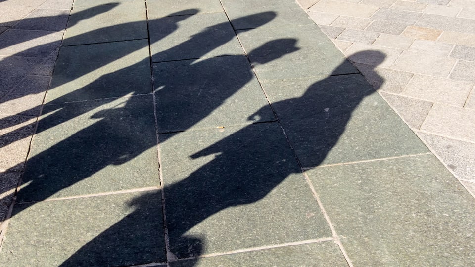 Schatten von mehreren Menschen.