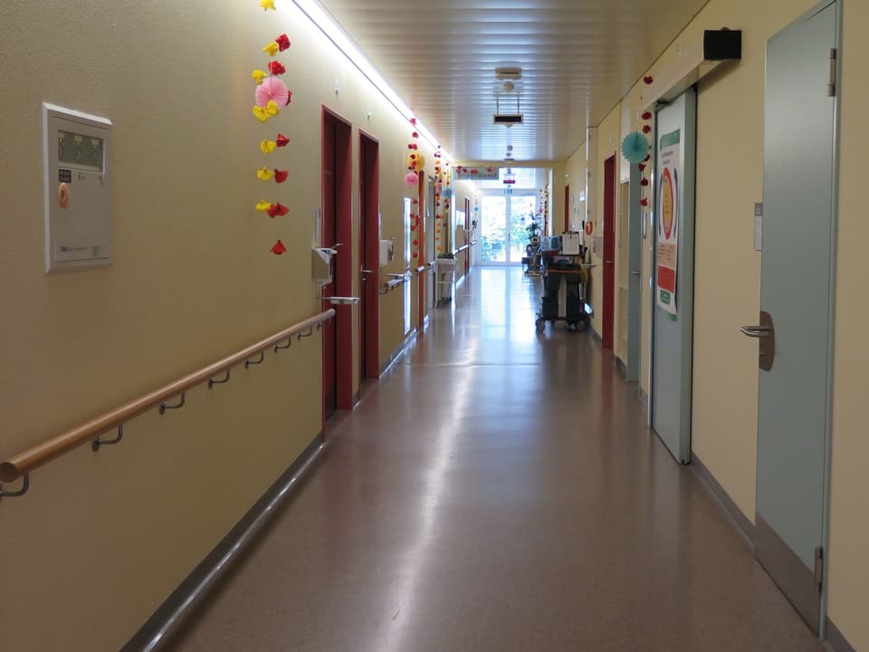 Ein Spitalgang mit verschiedenen Zimmertüren.