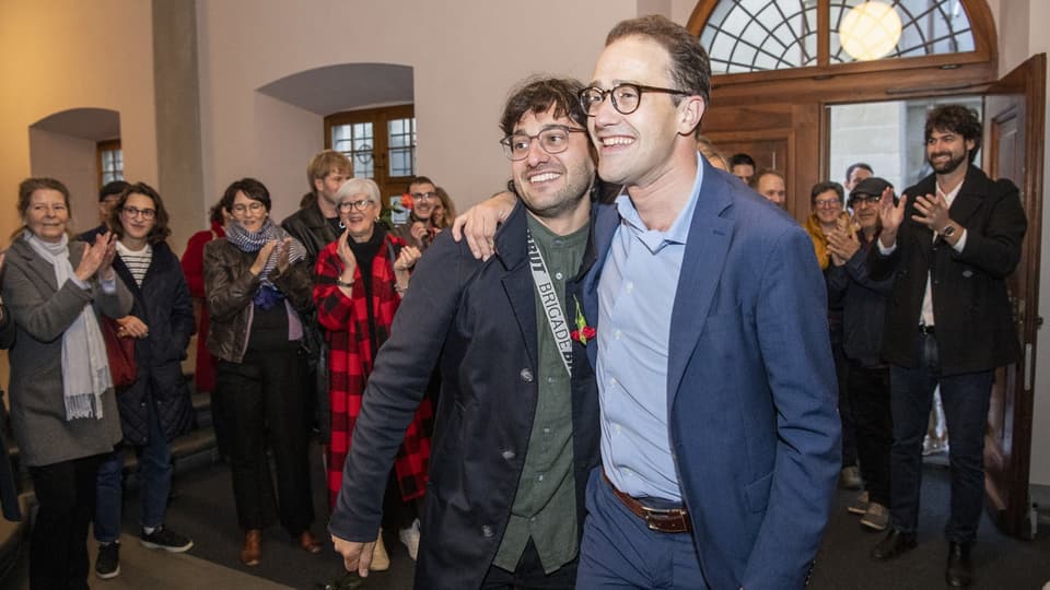 Die neuen Luzerner SP-Nationalräte Hasan Candan (links) und David Roth (rechts) freuen sich nach der Wahl.