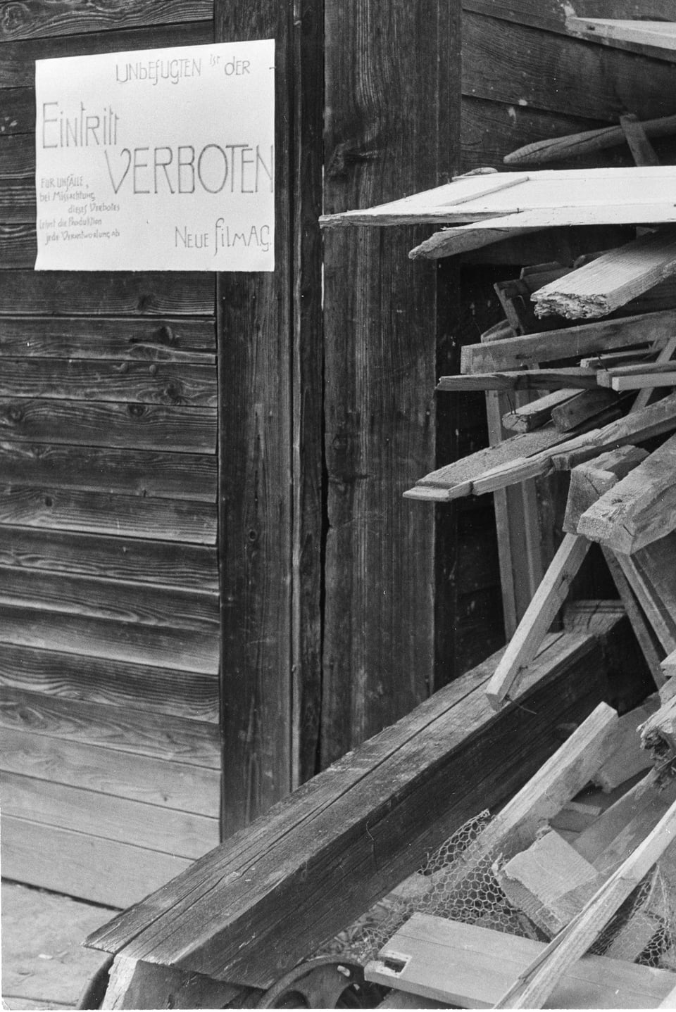 Ein Schild der "Neue Film AG" an einem Holzschuppen verbietet den Zutritt.