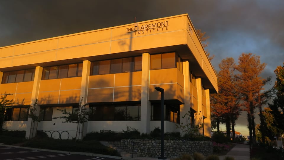 Claremont Institute von aussen, dunkle Wolken, Abendsonne.