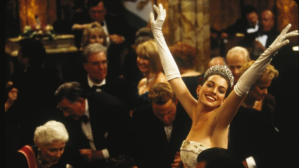 Anna Hathaway tanzt als Prinzessin in einer Menschenmenge.