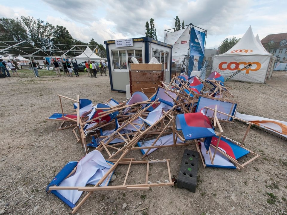 Vom Winde verwehte Stühle am Eidgenössischen Turnfest in Biel.