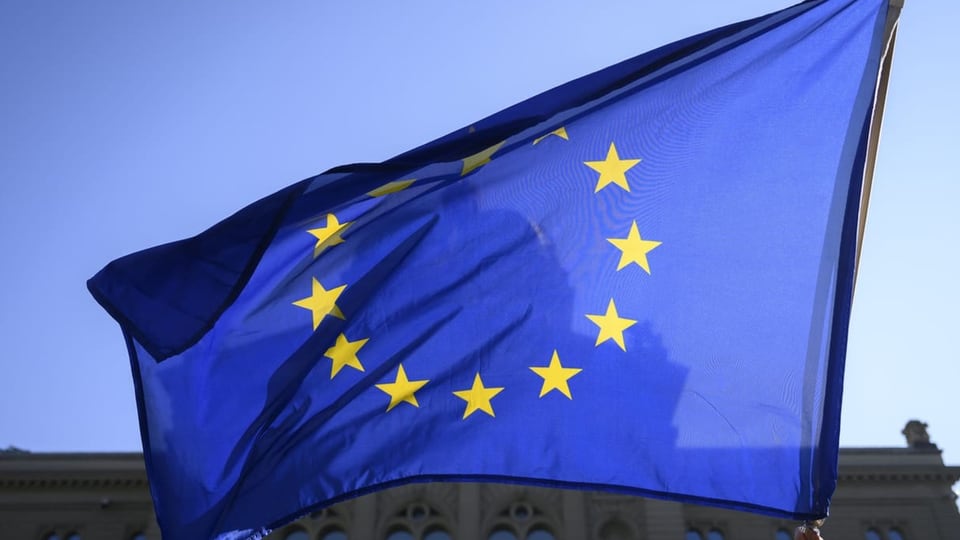 EU-Fahne vor Bundeshaus