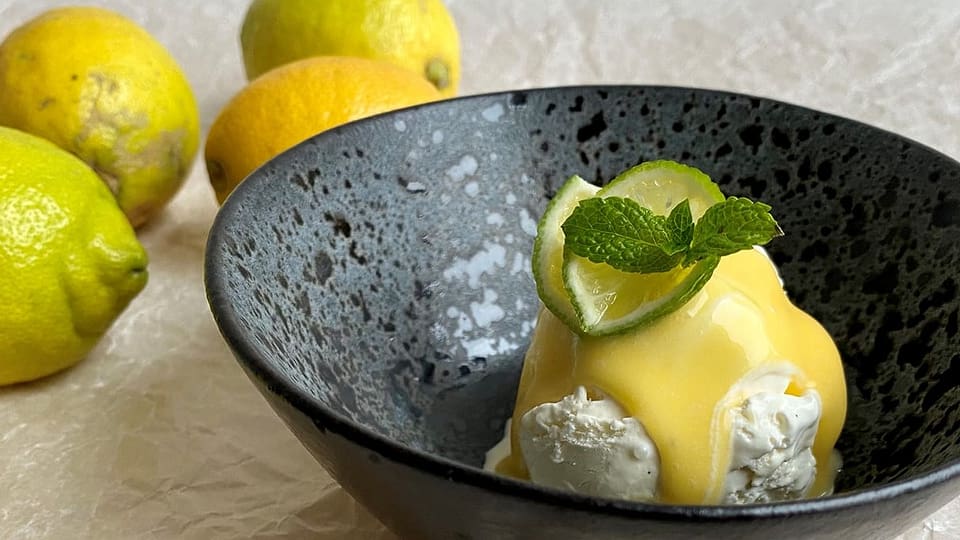 Ein Schälchen mit Vanilleglacé und Lemon Curd.