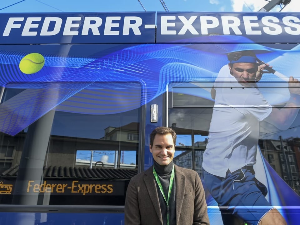 Roger Federer vor dem Federer-Express.
