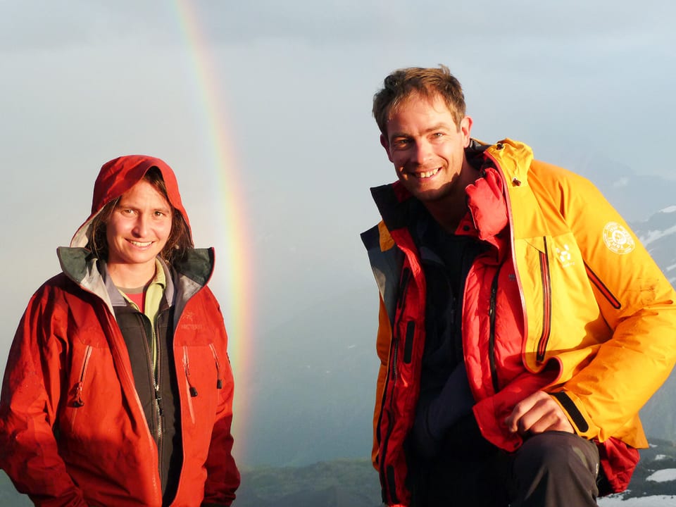 Eine Frau und ein Mann in Outdoor-Kleidung.