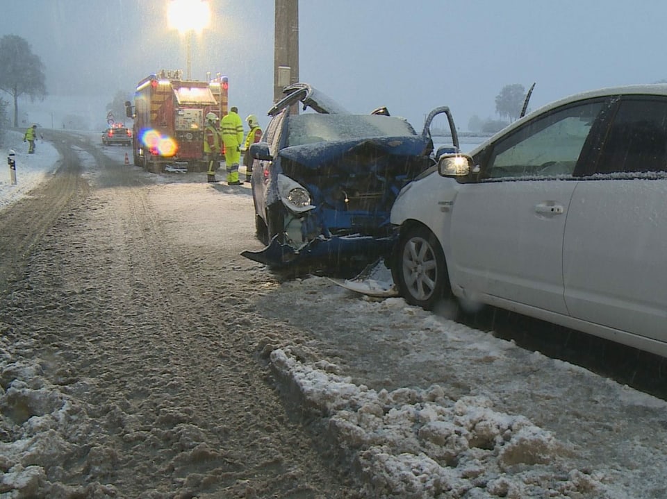 Frontalkollision zweier Autos im Schnee.