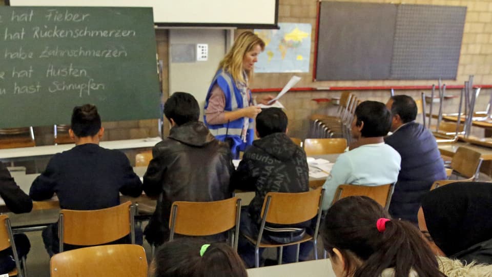 Flüchtlinge beim Unterricht im Bundesasylzentrum Glaubenberg.