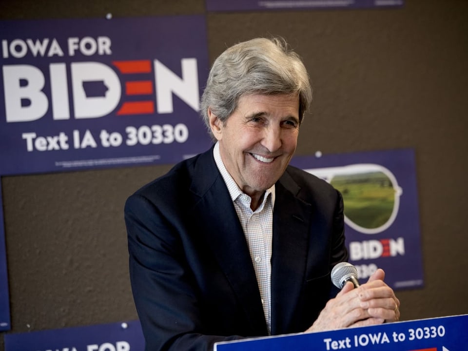 Ein lächelnder John Kerry an einer Wahlveranstaltung von Joe Biden. 