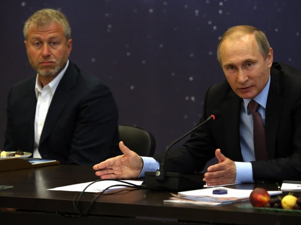 Roman Abramowitsch (links), hier bei einem Treffen mit dem russischen Präsidenten Wladimir Putin.