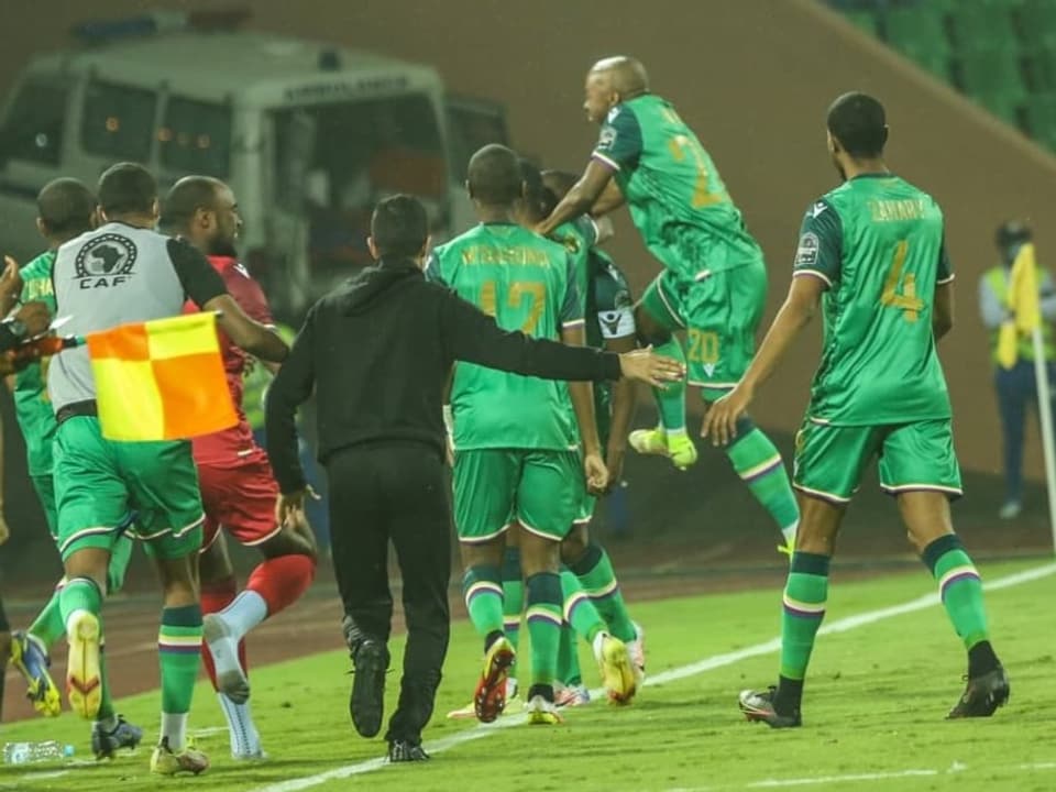 Die Spieler der Komoren feiern den Coup gegen Ghana.
