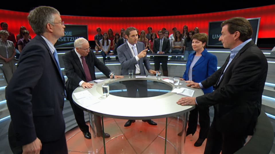 Roland A. Müller, Christoph Blocher, Urs Wiedmer, Viola Amherd und Corrado Pardini in der «Arena».