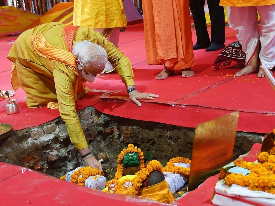 Der indische Premierminister Narendra Modi legt das Fundament für den Rama-Tempel.