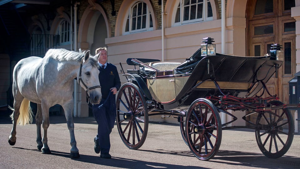 Philip Barnard-Brown, Kutscher des Buckingham Palasts mit Pferd und Kutsche.