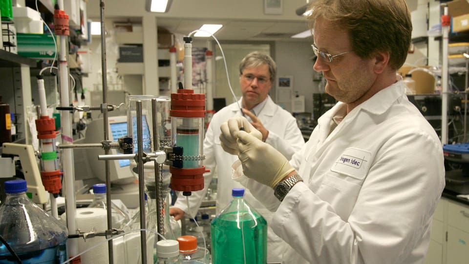 Zwei Laboranten an der Arbeit im Labor