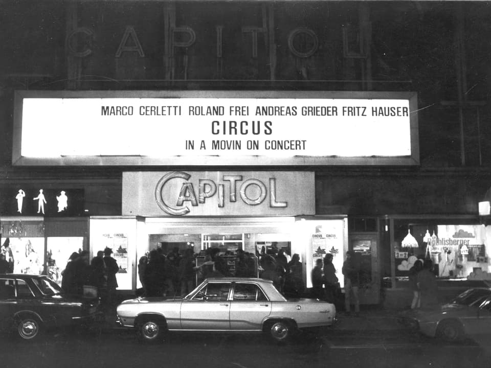 Fassade des Kinos mit Leuchttafel "Circus In a Movin On Concert"