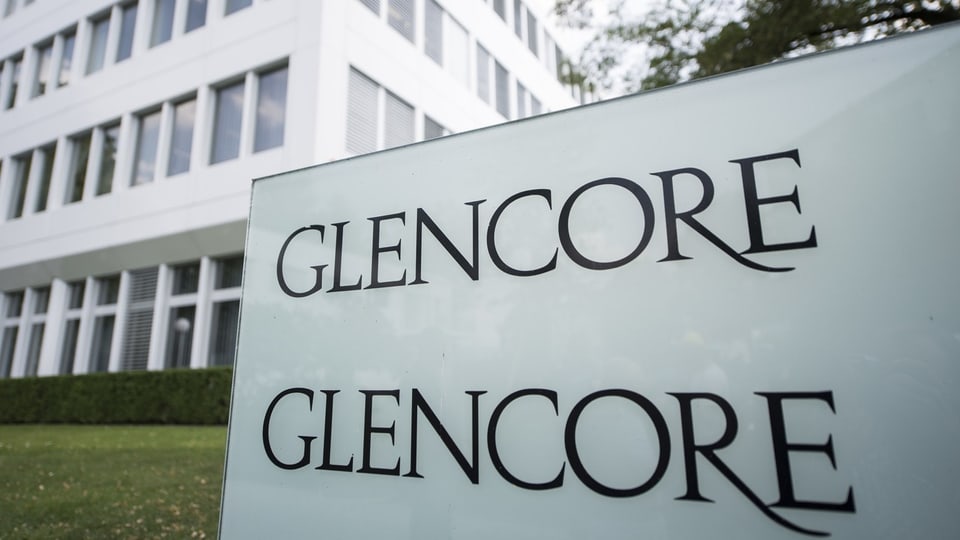 Glencore Logo vor dem Gebäude.