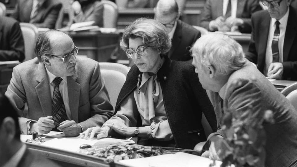 Lilian Uchtenhagen sitzt neben zwei Männern im Nationalratssaal