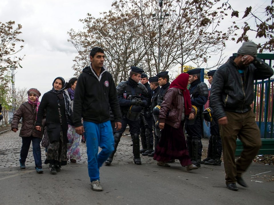 Roma verlassen unter den Augen der Polizei ihr Lager